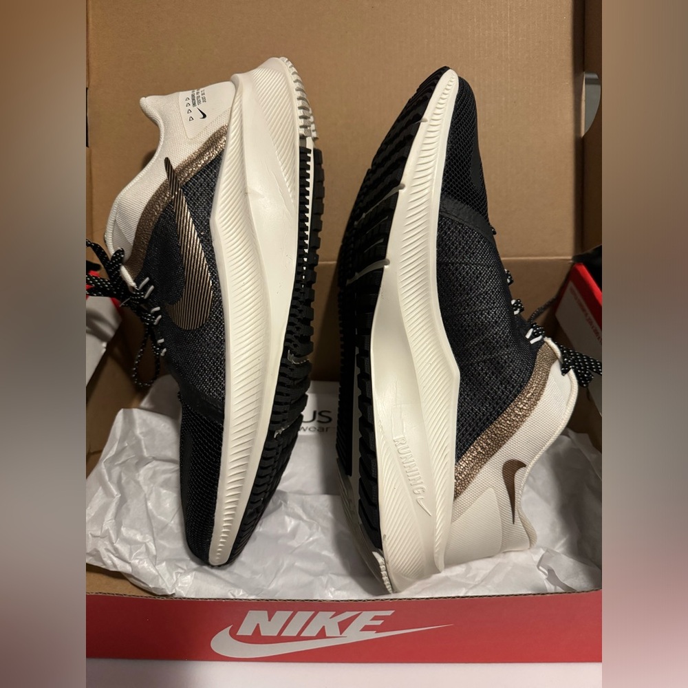 Women’s Size 9 NIKE quest running
